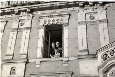 Couple avec enfant à la fenêtre - Château de Beauregard